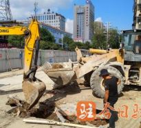 男人肏女人的视频高温下的坚守｜道路建设者用汗水铺就畅通路